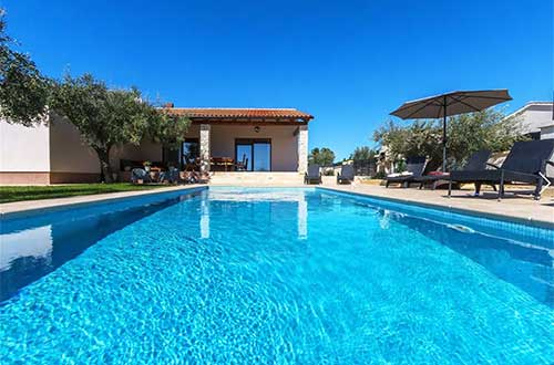 ein großer Swimmingpool, ein edler Urlaubsort in Istrien, Galižana, Villa Lorraine