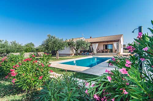 privater Swimmingpool, mit den Blumen und Grünanlagen umgeben, Fahrräder, Dusche im Freien neben dem Swimmingpool, eine Villa für die Erholung, Galižana, Fažana, Pula, Istrien