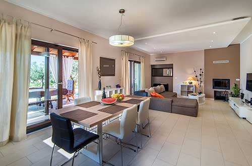 ein Esszimmer im Wohnzimmer, klimatisiert, ein modernes Haus mit dem Swimmingpool für die Miete,  Kap Kamenjak Pula, Istrien