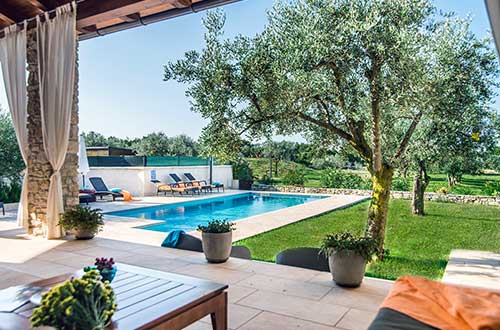 großer eingezäunter Garten, Grill, Kamin im Garten, Grünanlagen, Olivenbäume im Garten, Vermietung der Villa mit dem Swimmingpool, Pula, authentische Erlebnisse