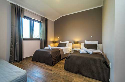 ein Schlafzimmer mit zwei Betten, die Bettwäsche wird zur Verfügung gestellt, qualitativ gute Bettwäsche, klimatisiert, ein Appartement mit dem Swimmingpool für die Erholung, Savičenta, Pula, Istrien