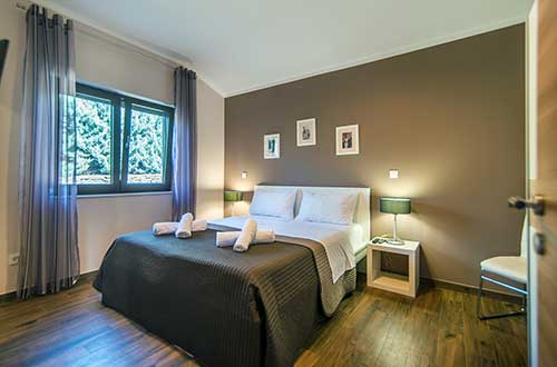 ein Ehebett, Handtücher, moderne Bettwäsche, Unterkunft mit dem Swimmingpool Motovun, rurales Istrien, Pula