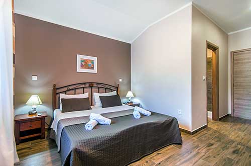 ein Schlafzimmer, Kommoden, Nachtlampen, eine Villa mit dem Swimmingpool für die Touristen, Pula, Südistrien