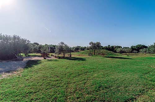 ein Urlaubshaus mit dem Swimmingpool, Garten, Spielplatz, ein Ausblick auf die Olivenhaine, Haustiere sind erlaubt, ein stilles und ruhiges Umfeld 